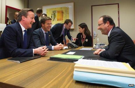 French President Francois Hollande (R) chats with UK Prime Minister David Cameron (L) and Dutch Prime Minister Mark Rutte at the EU Headquarters, 23 November
