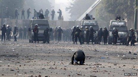 Protester in Cairo faces dozens of Egyptian police (25 November 2012)
