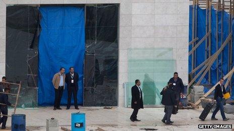 Tarpaulin covering the entrance to the mausoleum containing the body of Yasser Arafat (27 November 2012)