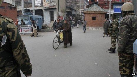Paramilitary soldiers in Srinagar on 6 Dec 2012