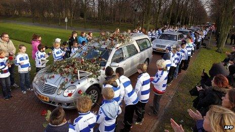 Дети, одетые в цвета SC Buitenboys, отдают дань уважения голландскому лайнсмену Рихарду Ньювенхайзену, когда катафалк с его телом прибывает в крематорий в Алмере, 10 декабря 2012 г.