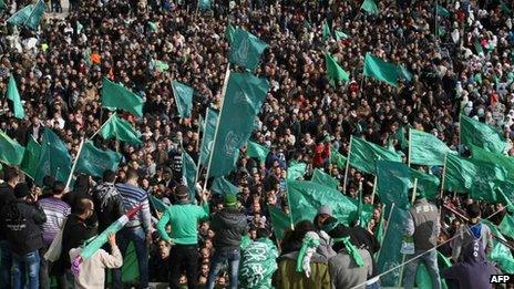 Hamas supporters demonstrate in Hebron (14 Dec)