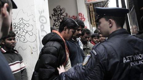 Greek police detain suspected illegal immigrants during a roundup in Athens (21 November 2012)