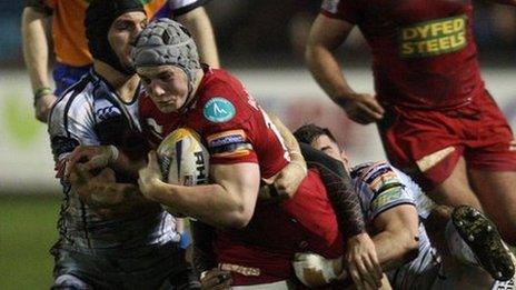 Jonathan Davies o'r Scarlets yn cael ei lorio