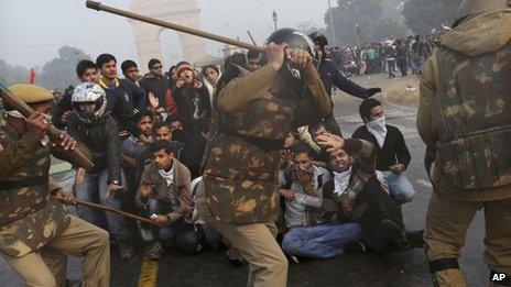 Protesters shield themselves as Indian police prepare to beat them with sticks (23 December 2012)