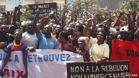 Supporters of Central African Republic President Francois Bozize and anti-rebel protesters chant slogans as the president appeals for international help in Bangui, 27 December 2012