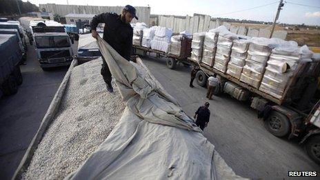Hamas official inspects truck of gravel being imported from Israel (30/12/12)