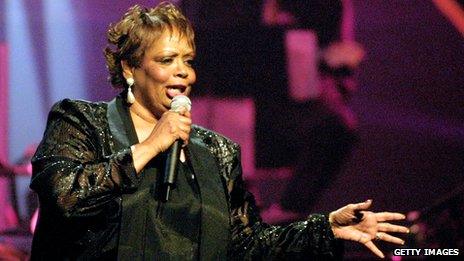 Fontella Bass performing in New York's Apollo Theater in 2001