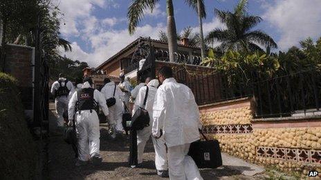 Forensic experts arrive at the Envigado house