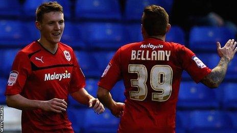 Joe Mason yn cael ei longyfarch gan Craig Bellamy