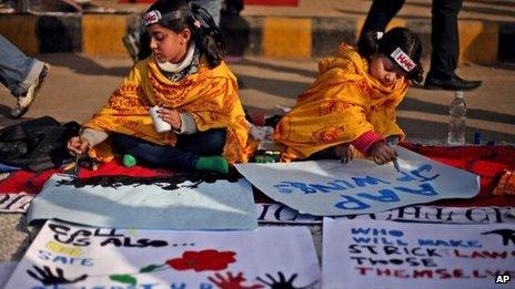 Children paint messages of support for the victim in Delhi, 5 January