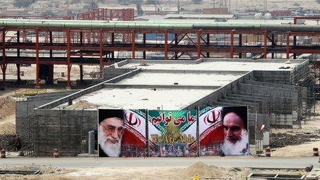 Banner of Iran's supreme leader Ayatollah Ali Khamenei on a building (19 July 2010)