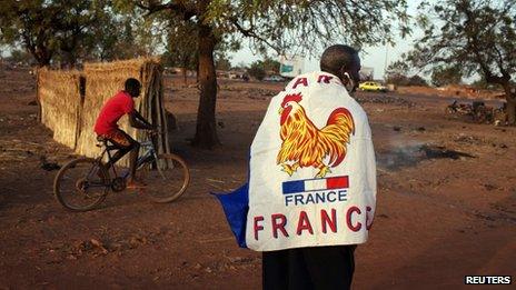 A resident of Bamako wears a French flag (13 January 2013)