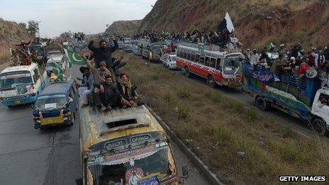 Anti-corruption protesters around 80km (50 miles) from Islamabad (15 January 2013)