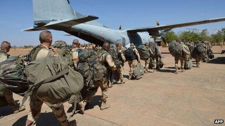 French troops arrive in Mali's capital, Bamako, from Ivory Coast (15 Jan 2013)