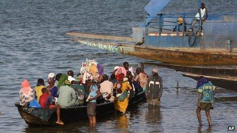Passengers board a commuter boat, on the Niger River, in Segou, central Mali, on Tuesday 15 January 2013