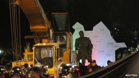 Workers remove the statue of Heydar Aliev from a Mexico City park