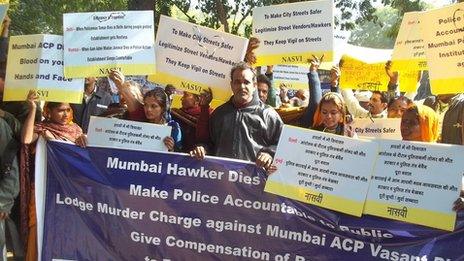 Mumbai street vendors protesting against police action on them and death of a fruit seller