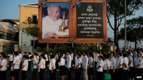 Thousands of Cambodians queue to enter the crematorium area where the coffin of late King Norodom Sihanouk (pictured on portrait) rests before his cremation near the Royal Palace in Phnom Penh on 4 February 2013