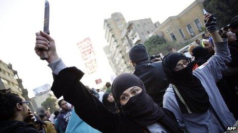 Women brandish knives at the protest in Cairo (6 February 2013)