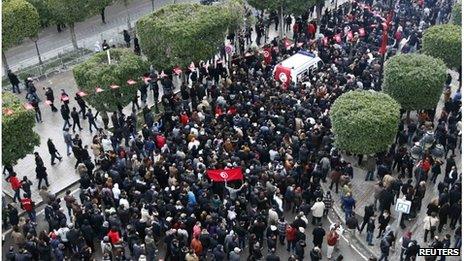Tunisian protesters surround the vehicle bearing the body of Chokri Belaid (6 Feb 2013)