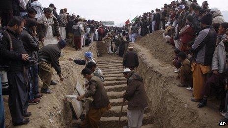 Pakistani Shiite Muslims prepare to bury bombing victims in Quetta, Pakistan