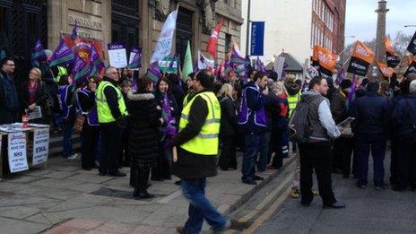 Hull councillors vote in favour of cuts amid protests - BBC News