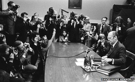 Surrounded by members of the press, President Gerald Ford answers questions about the pardon of Richard Nixon, 17 October 1974. (David Hume Kennerly Photographic Archive Dolph Briscoe Center for American History The University of Texas at Austin)