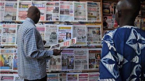 Malians by a newspaper stand in Bamako on 14 January 2013