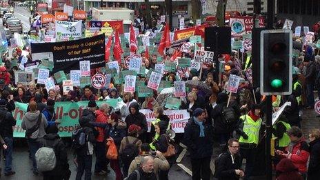 Whittington Hospital cuts: Protesters march - BBC News