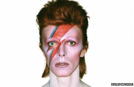 David Bowie exhibition is V&A's fastest ticket seller - BBC News