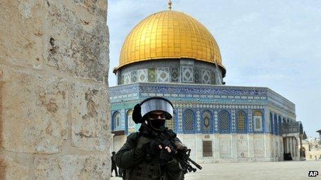 Member of the Israeli security forces near the Dome of the Rock in Jerusalem (8 March 2013)