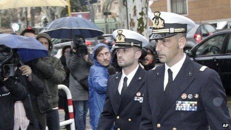 Итальянские морпехи Сальваторе Жироне (слева) и Массимилиано Латорре прибывают в военную прокуратуру в Риме в среду, 20 марта 2013 г.
