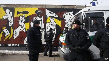 German police at East Side Gallery (27 March 2013)