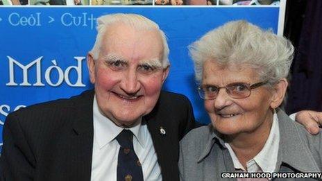 Tom agus Raghnaid Mitchell