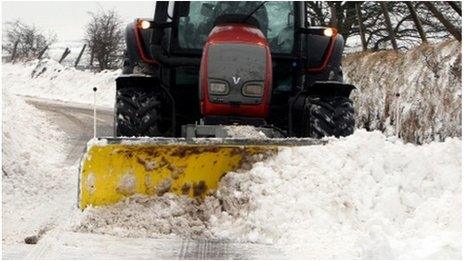 Tractor yn clirio eira