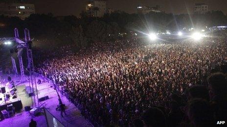 Cyprus crisis: Thousands at benefit concert for poor - BBC News