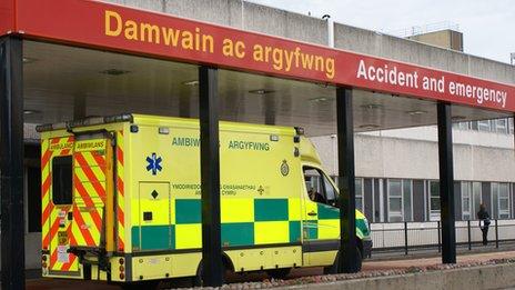 Ambiwlans tu allan i adran frys ysbyty Glan Clwyd