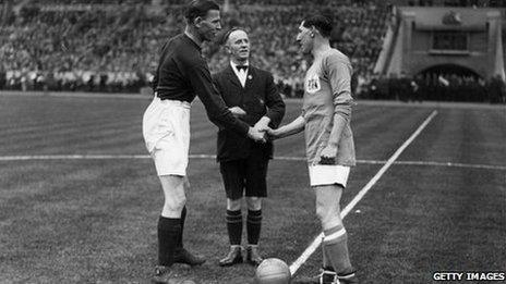 Fred Keenor (de) yn ysgwyd llaw gyda chapten Arsenal Tom Parker (chwith) cyn i'r Adar Gleision ennill Cwpan FA lloegr yn 1927