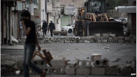 Excavator clears obstruction left by protesters in Diraz, Bahrain (18/04/13)