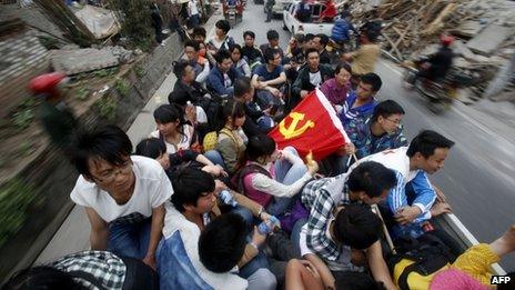 Volunteers enter Longmen township, Sichuan (21 April 2013)