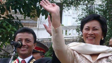 Marc Ravalomanana and his wife Lalao after being sworn in in 2002