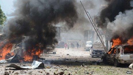 Cars burn after attack on Mogadishu court (14/04)
