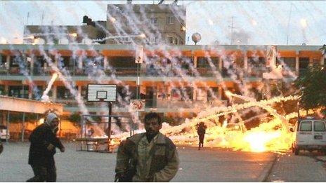 Palestinians run as white phosphorus lands on a UN-run school in Beit Lahia (17/01/09)