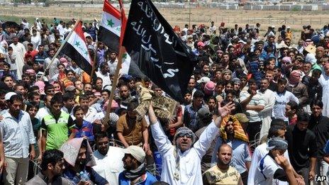 Anti-government protesters in the Iraqi town of Falluja (26 April 2013)