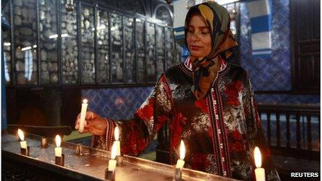 Jewish woman lights candle at Ghriba synagogue (26/04/13)