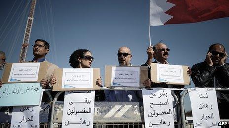 Bahraini doctors protest dismissal of colleagues outside ministry of labour - 05 Feb 2013