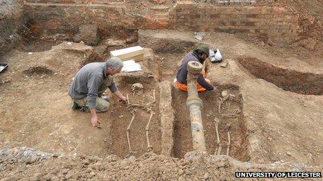 Two archaeologists uncover two bodies in the Roman cemetery