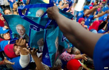 Supporters of Malaysian Prime Minister Najib Razak receive goody bags before a rally in Dengkil, near Kuala Lumpur, 3 May