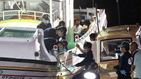 Taiwanese fisherman Hung Shih-cheng's boat is checked by Taiwanese officers at Liuqiu port in Pingtung County